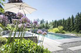 Pool mit Blumen im Garten