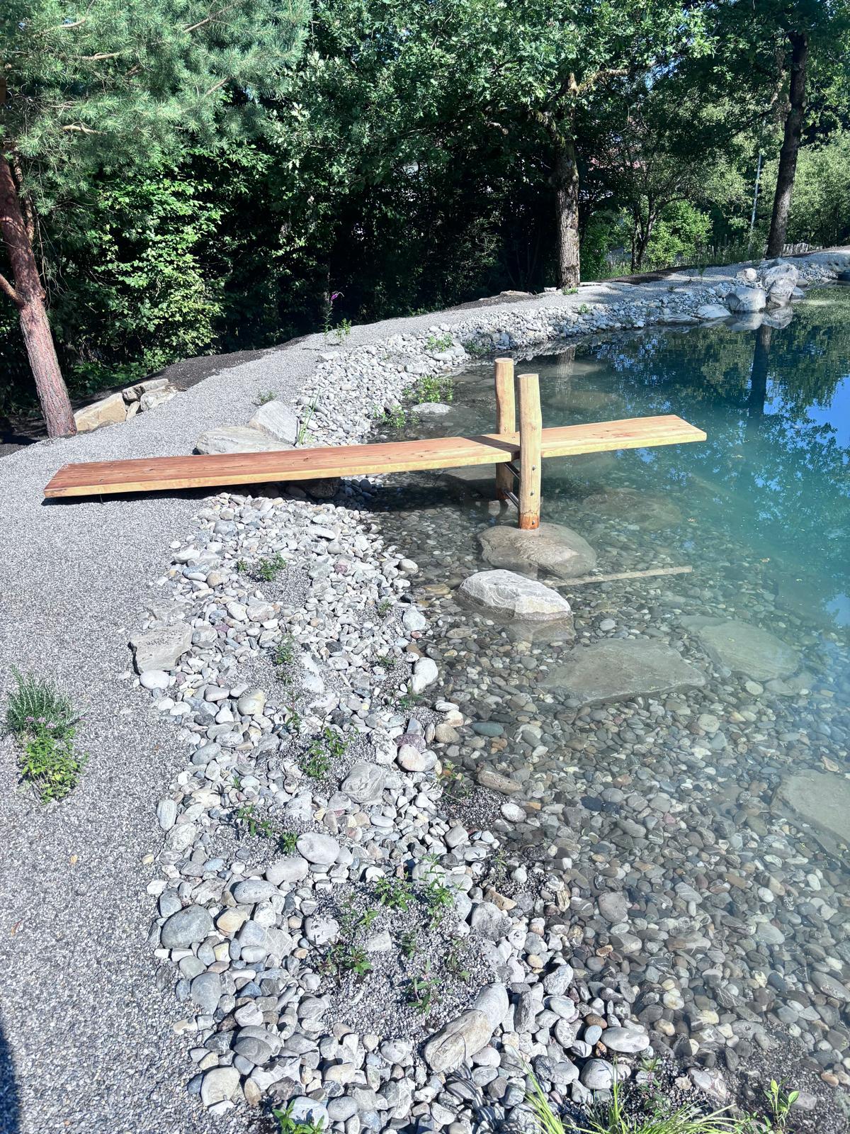 Naturteich mit Sitzbank