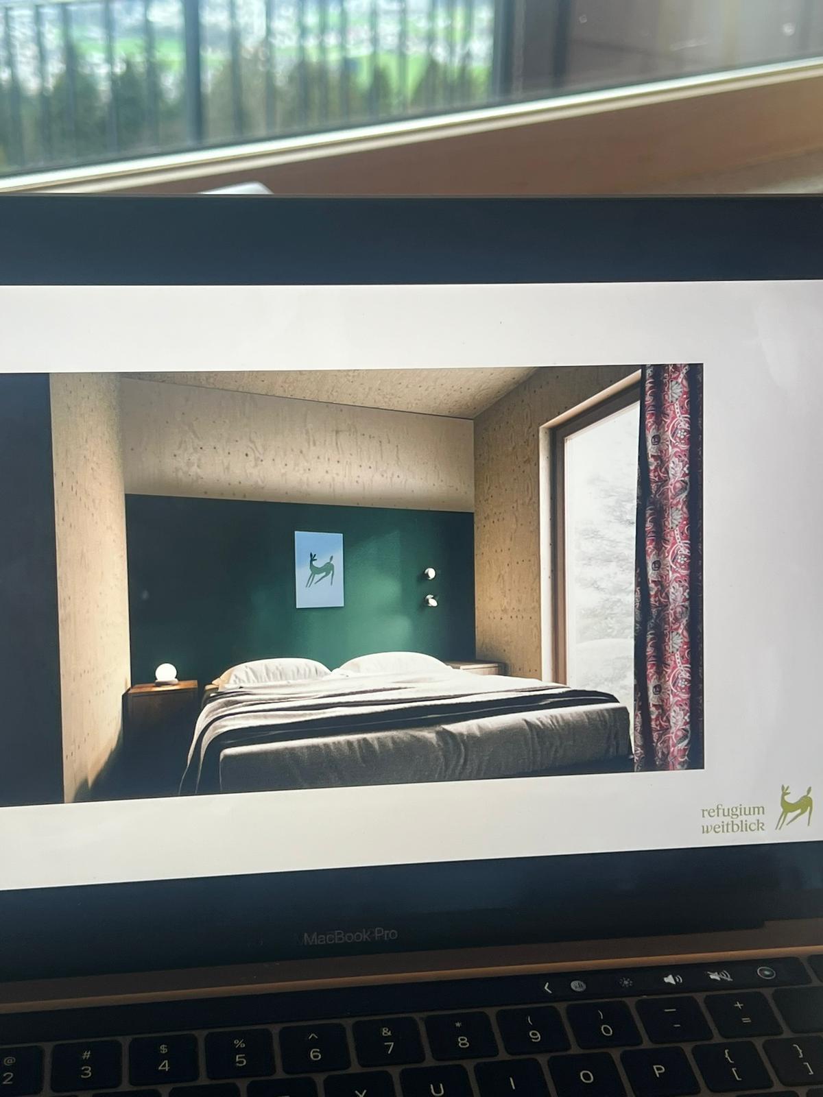 Modernes Schlafzimmer mit grünem Akzent